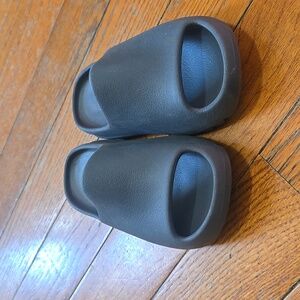 Adidas Yeezy SLIDE. Slate Marine. Kids 13.